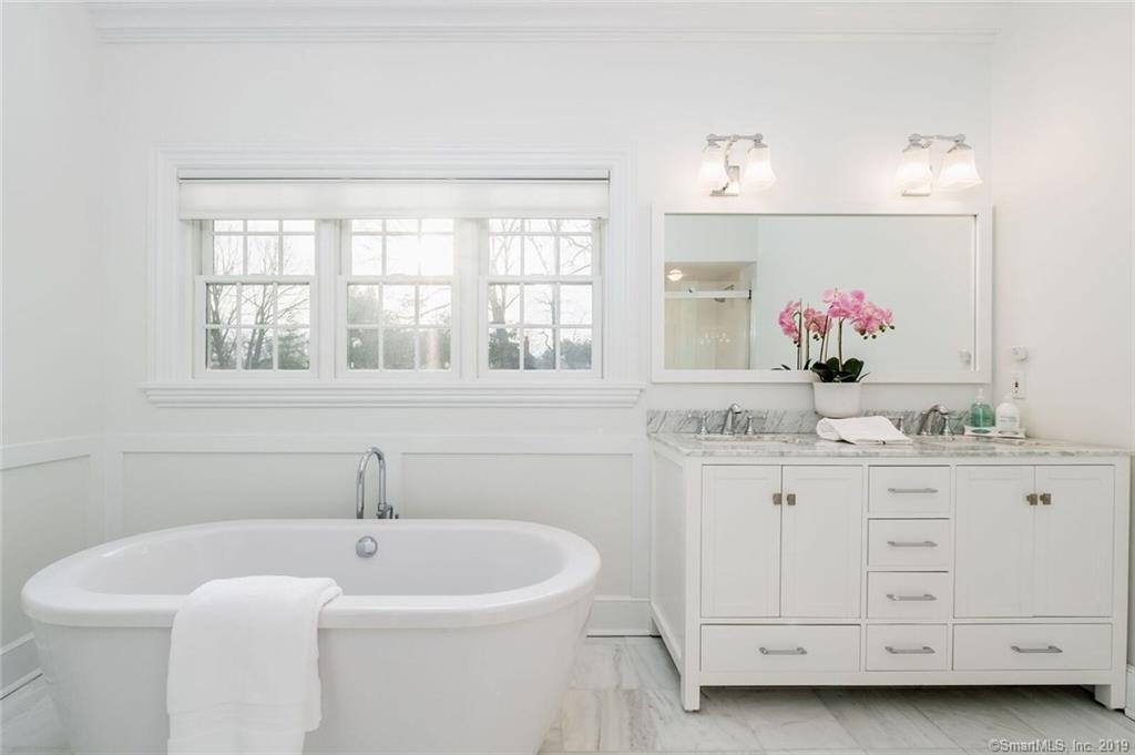 Staging Queens Grant   - Master Bathroom -   Home Staging By kellydesigns